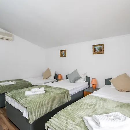 Hotel Flowers Grand Bucarest